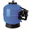 Der LISBOA SERIE 80 ALTO – 500 mm bis 900 mm ist ein kompakter, abgerundeter Pool-Sandfilter in Blau mit schwarzem Boden und Oberteil. Er verfügt über ein Druckmessgerät an der Oberseite und mehrere seitliche Rohranschlüsse für eine effiziente Wasserflusssteuerung.